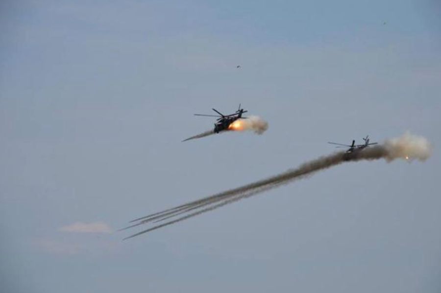 Пара українських Мі-24 веде вогонь по проросійських бойовиках на території аеропорту. Фото з відкритих джерел