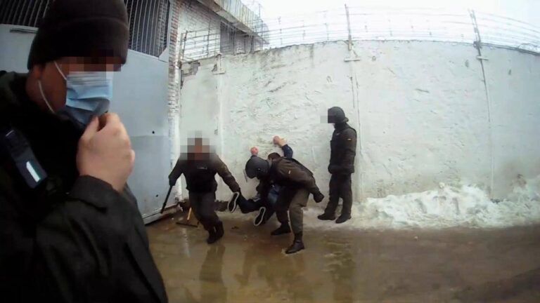 Скриншот з відео, де б'ють в'язнів