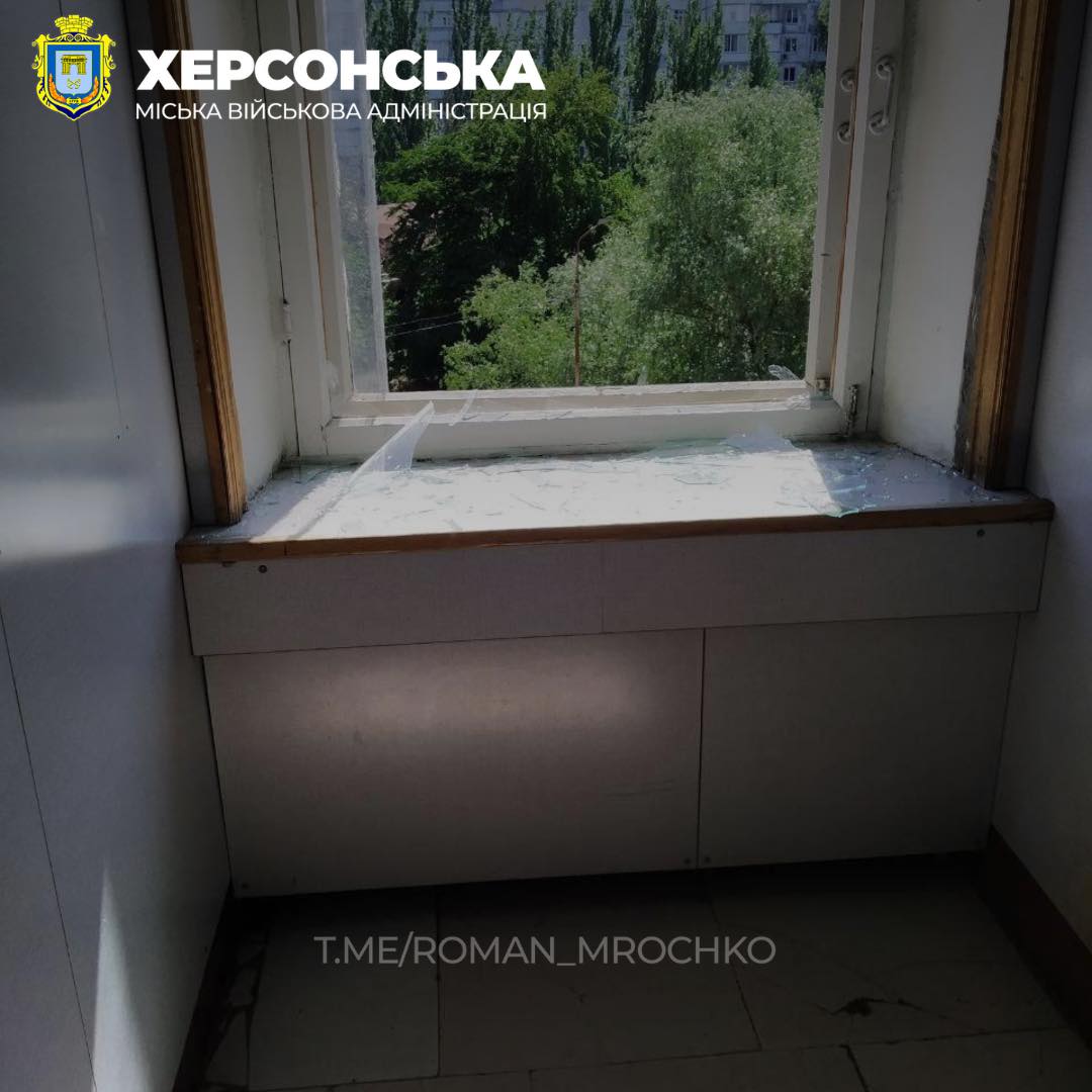 Наслідки обстрілів Херсона. Фото: facebook/mrochko.roman