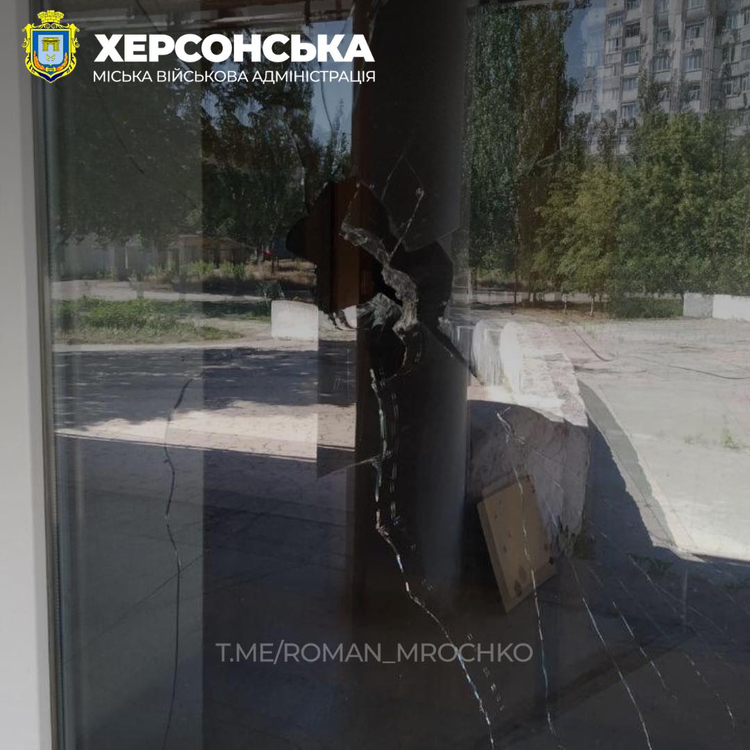 Наслідки обстрілів Херсона. Фото: facebook/mrochko.roman