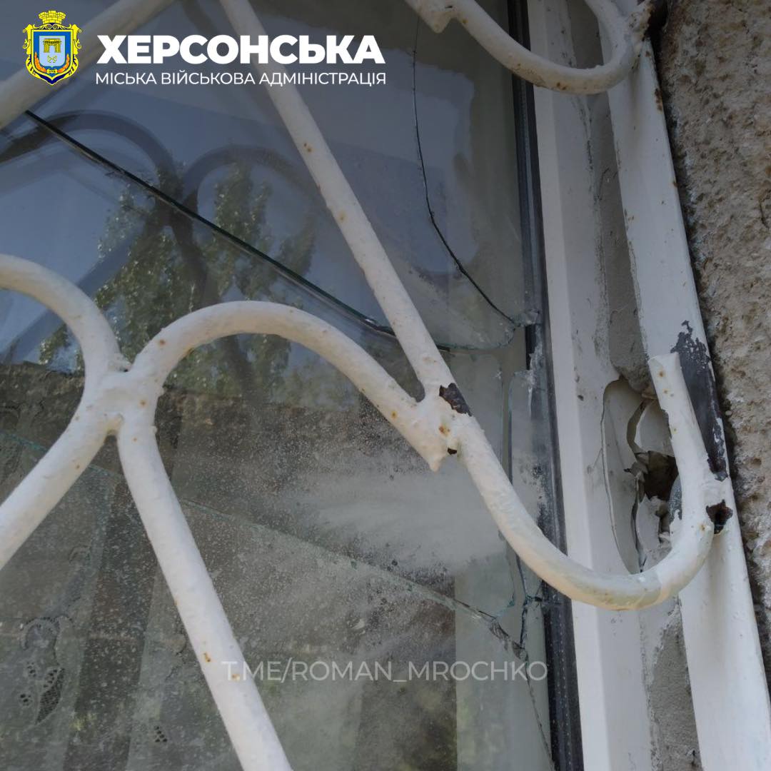 Наслідки обстрілів Херсона. Фото: facebook/mrochko.roman