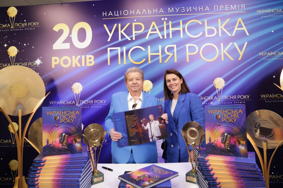 Автографсессия по случаю выхода книги "Украинская песня года". Михаил Поплавский и режиссер-постановщица Национальной музыкальной премии