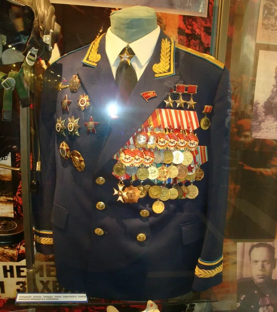 Парадний кітель Івана Кожедуба з нагородами. Фото: wikimedia.org