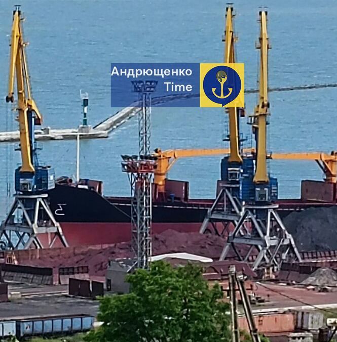 A russian ship was spotted in the port of Mariupol. Photo: Telegram/Andriushchenko Time