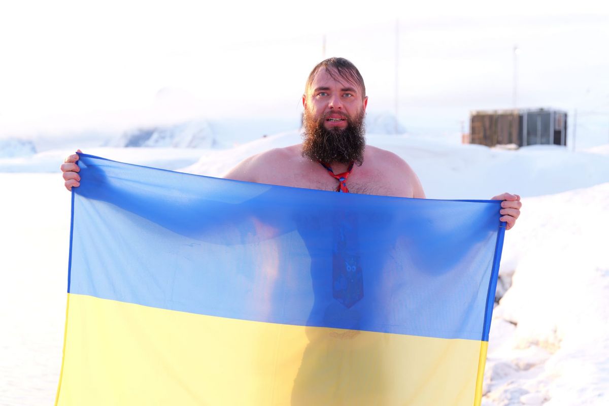 Командир експедиції розгорнув український прапор одразу після купання в Південному океані