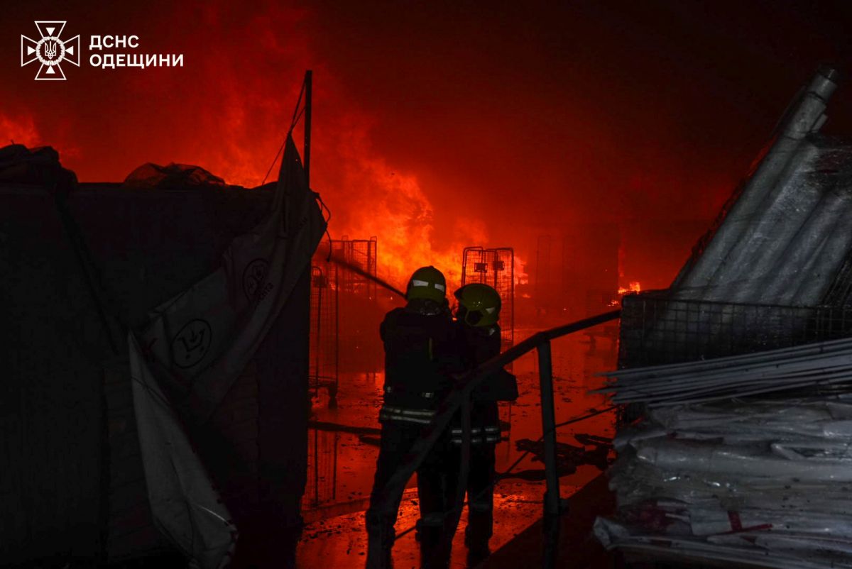 Ліквідація пожежі, що сталася внаслідок російської атаки. Фото: ДСНС