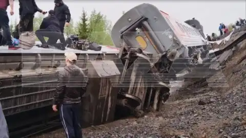 Поезд сошел с рельсов в России. Фото: t.e/bazabazon