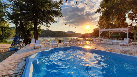 Відкритий басейн у Києві. Фото: facebook.com/SandaliBeach/