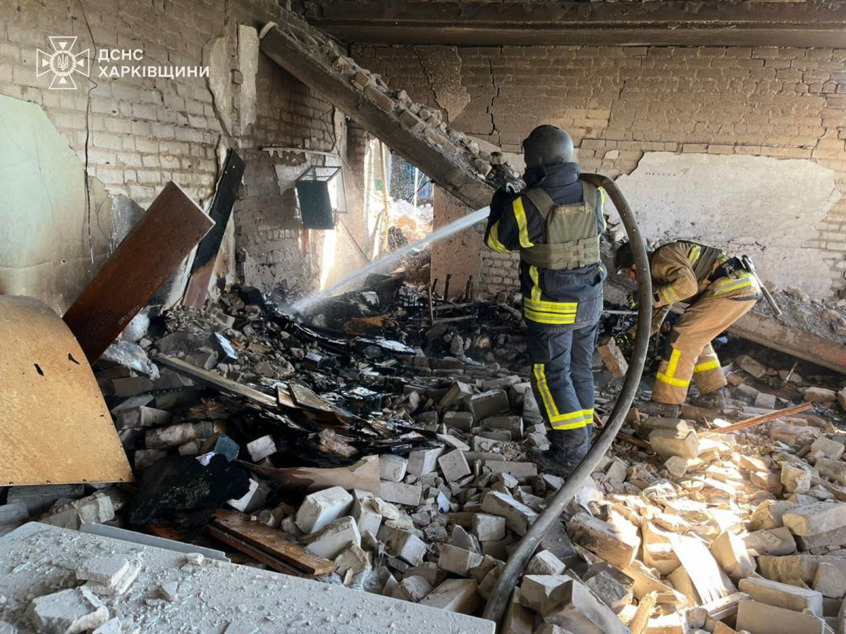 Ліквідація наслідків ворожого удару. Фото: ДСНС