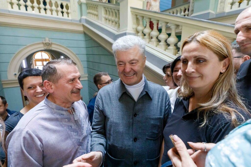 Петро Порошенко в гольфі та піджаку. Фото: Четверта студія