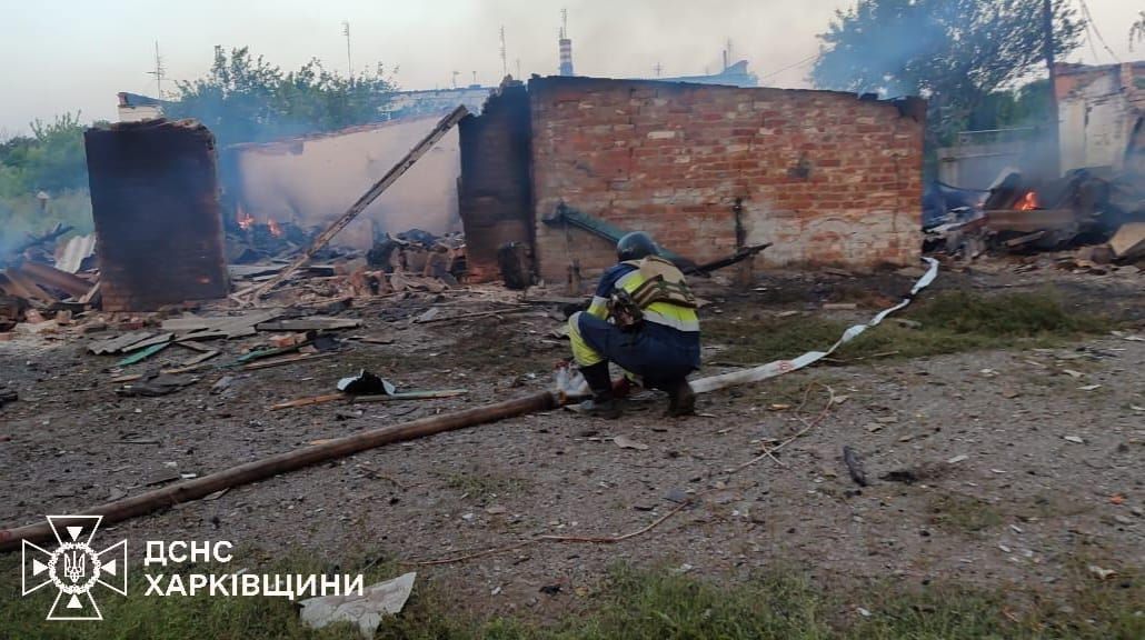 Росіяни вдарили по житловому сектору селища Білий Колодязь Харківської області. Фото: ДСНС