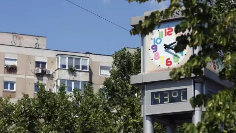A screen indicates an air temperature of 43 degrees Celsius at a park in Bucharest, Romania, July 13, 2024. Photo by Cristian Cristel/Xinhua.