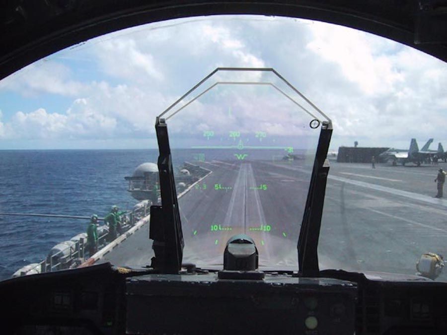 This is what the windshield looks like with indicators in the cockpit of the F/A-18 Hornet carrier-based fighter-bomber. Photo: wikimedia.org