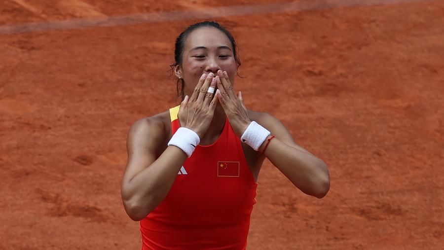 Zheng Qinwen celebrates winning the women's singles semi-final match of tennis against Iga Swiatek of Poland at the Paris 2024 Olympic Games on Aug. 1, 2024. (Xinhua/Gao Jing)
