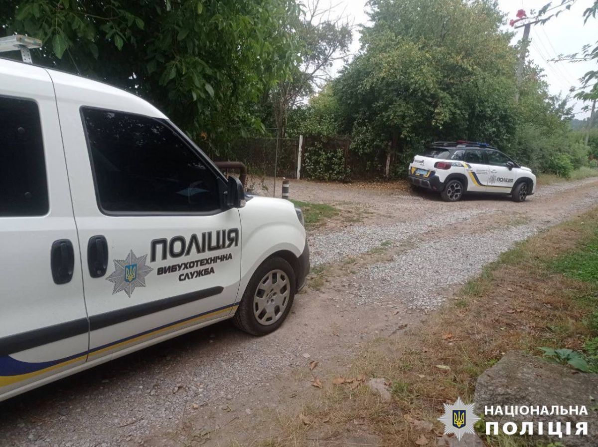 Поліція на місцях падіння уламків. Фото: Національна поліція