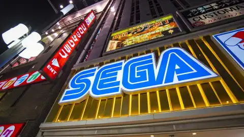 Логотип SEGA на фасаде торгового центра в Токио. Фото: Depositphotos