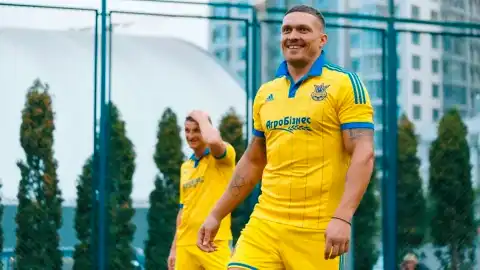 Александр Усик в форме ФК "Полесье". Фото: Football Hub