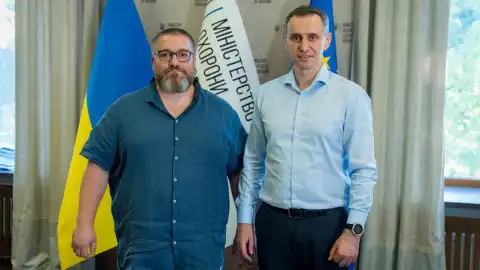 Виконувач обов’язки гендиректора Охматдиту Олександр Урін та міністр охорони здоров’я Віктор Ляшко. Фото: Facebook.