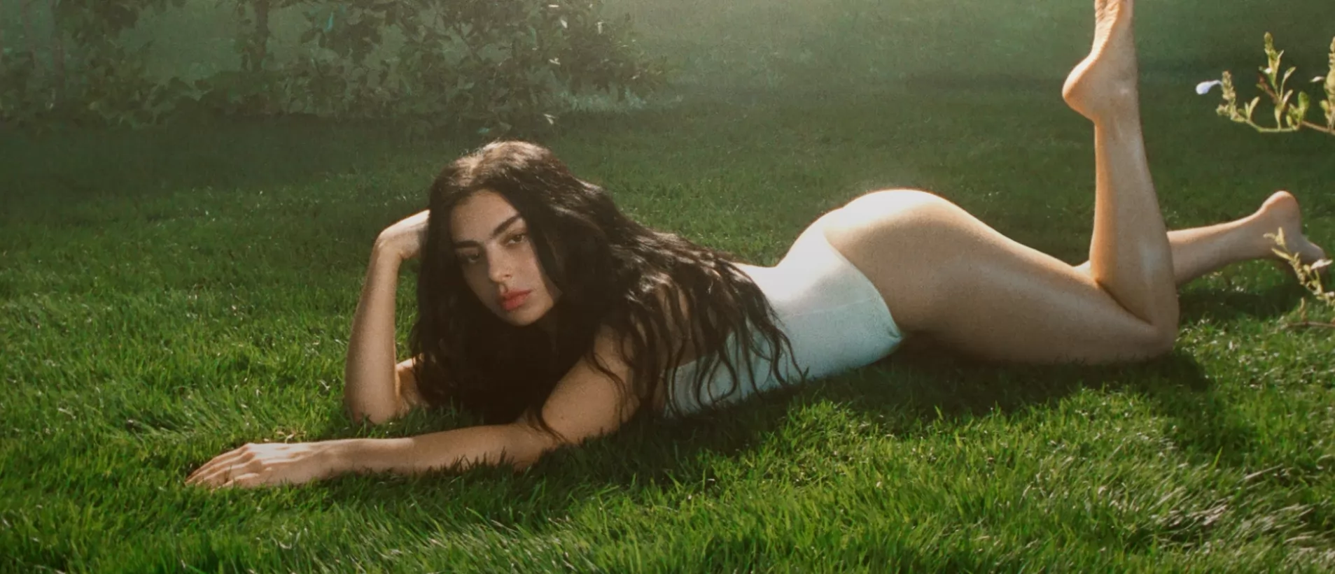 Charli XCX у рекламній кампанії Skims Charli XCX у рекламній кампанії Skims