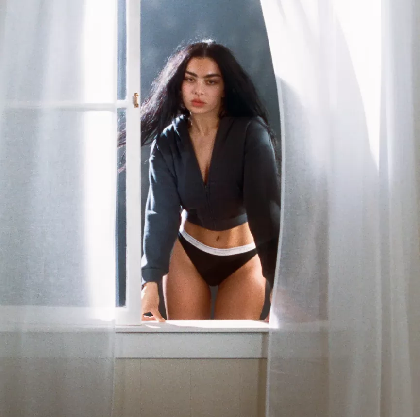 Charli XCX у рекламній кампанії Skims Charli XCX у рекламній кампанії Skims