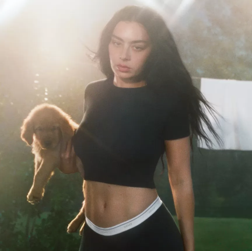 Charli XCX у рекламній кампанії Skims Charli XCX у рекламній кампанії Skims