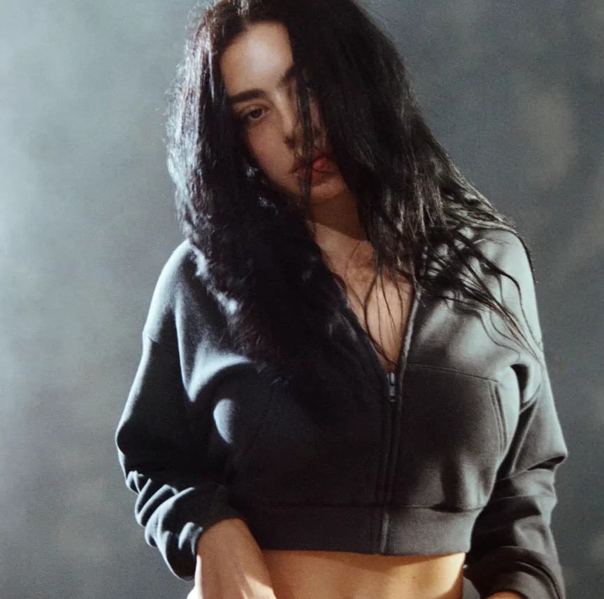 Charli XCX у рекламній кампанії Skims Charli XCX у рекламній кампанії Skims