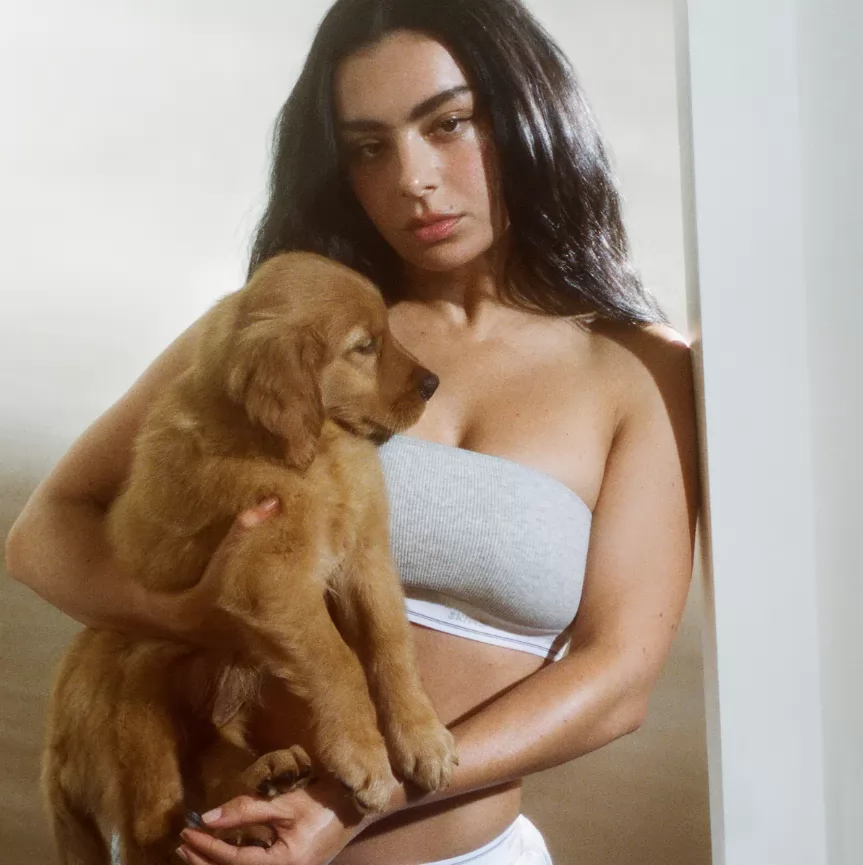 Charli XCX у рекламній кампанії Skims Charli XCX у рекламній кампанії Skims
