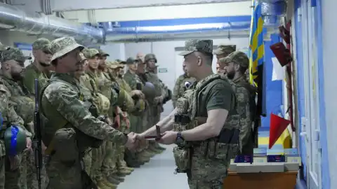 Александр Сырский вручает награды воинам 110-й ОМБр. Фото: facebook.com/110separatebrigade