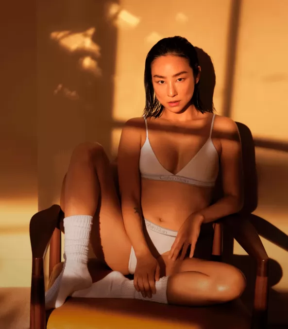 Грета Лі у рекламі Calvin Klein Грета Лі у рекламі Calvin Klein