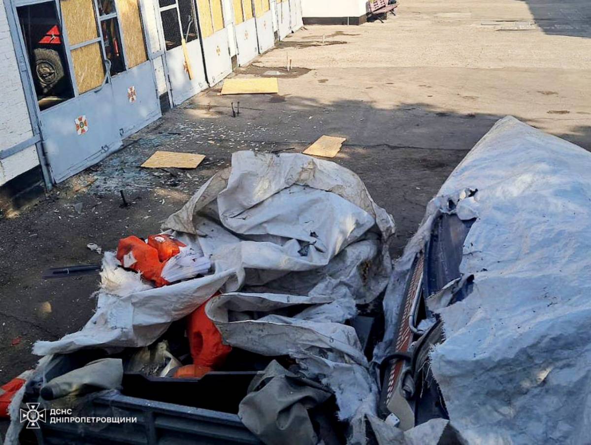 Росіяни атакували пожежно-рятувальну частину міста Нікополь Дніпропетровської області. Фото: ДСНС Дніпропетровщини