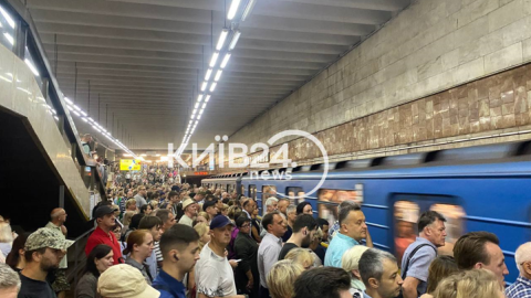 Після 9-годинної тривоги у Києві стався транспортний колапс, у метро великі черги на поїзди