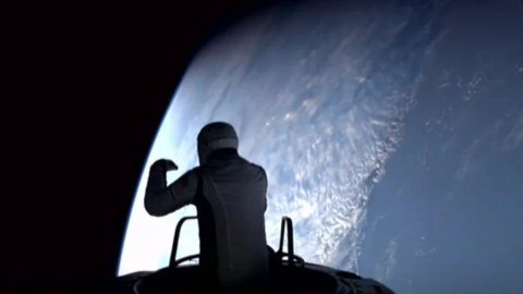 Первый космический турист в открытом космосе. Скриншот видео
