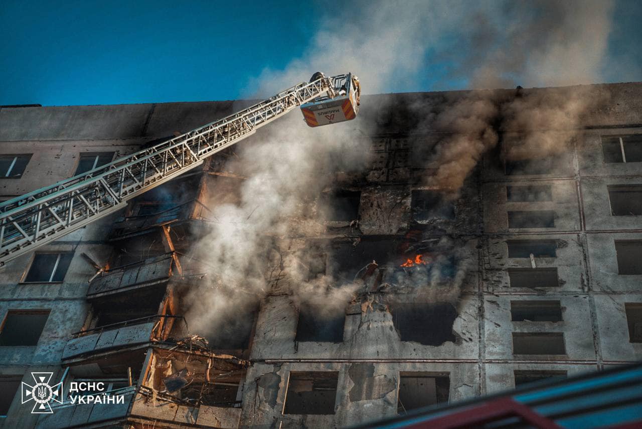 Наслідки російського обстрілу. Фото: ДСНС