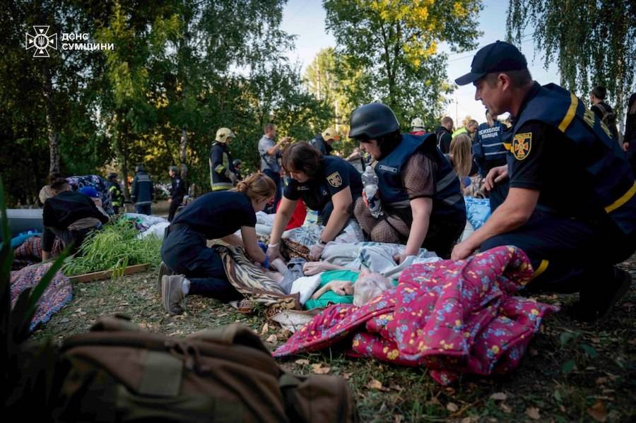 Рятувальна операція на місці російського авіаудару. Фото: ГУ ДСНС у Сумській області