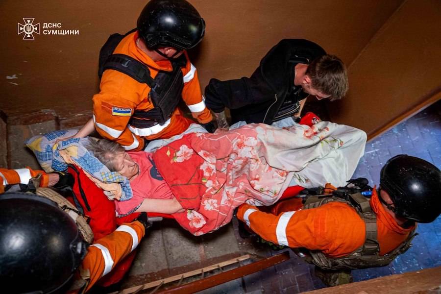 Рятувальна операція на місці російського авіаудару. Фото: ГУ ДСНС у Сумській області