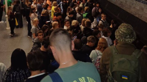 На синій гілці метро стався збій, на станціях утворилися великі черги
