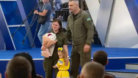 Виталий Кличко вручил сертификаты на квартиры участникам боевых действий и семьям погибших героев