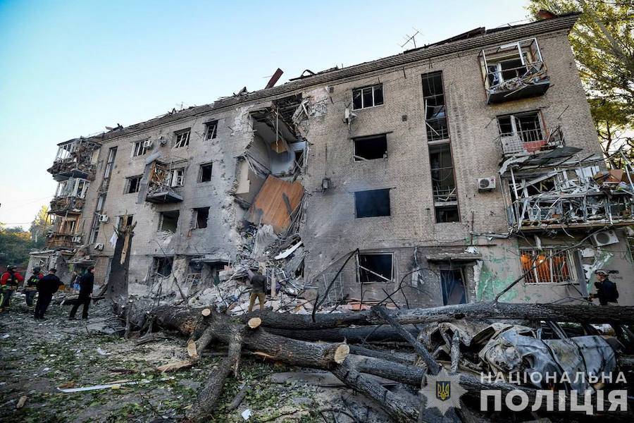 Наслідки авіаудару окупантів по Запоріжжю. Фото: Нацполіція