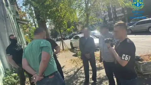 Правоохранители задержали при получении взятки 100 тыс. гривен чиновника "Энергоатома"