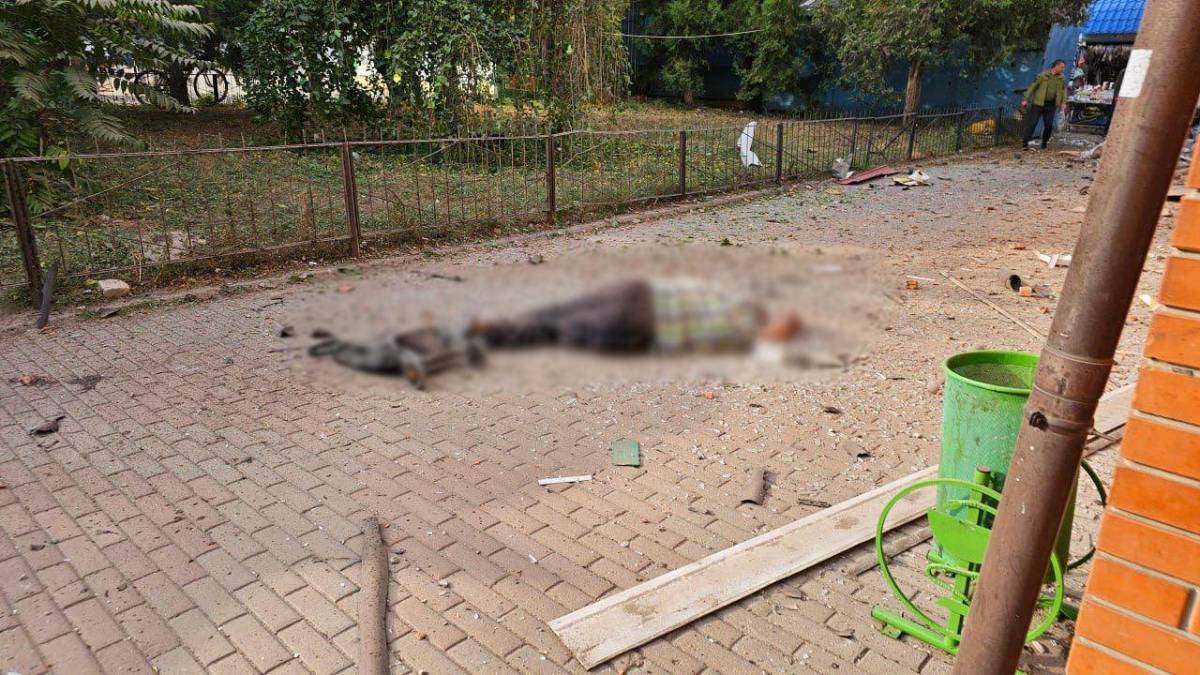 Жахливі наслідки російського терористичного удару по Херсону. Фото: facebook/Володимир Зеленський
