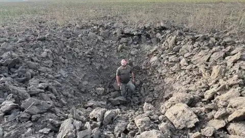 Полицейские показали, как обезвредили боевую часть российской ракеты с 300 кг взрывчатки