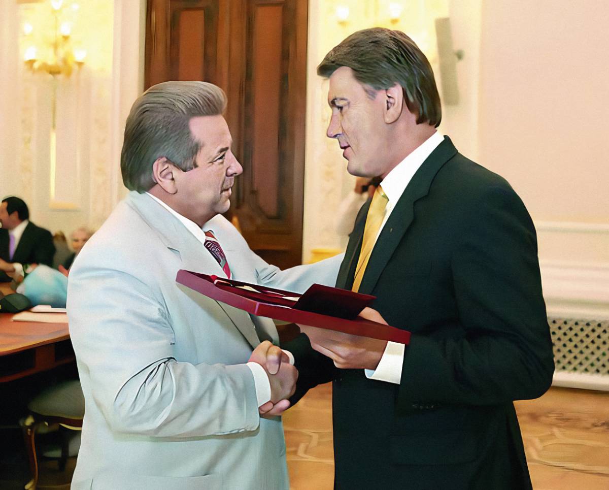 Президент України Віктор Ющенко (2005-2010 рр) нагороджує Михайла Поплавського орденом 