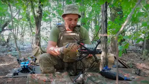 Боец 110 ОМБр с дроном. Фото: скриншот из видео
