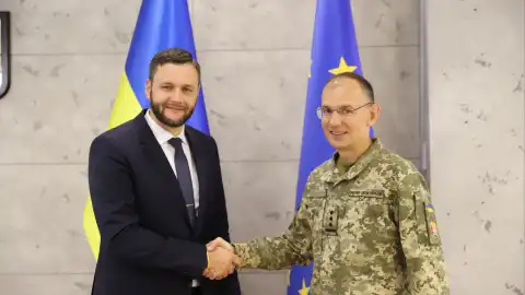 НАЗК здійснило першу виплату викривачу корупції. Голова НАЗК Віктор Павлущик і викривач. Фото: НАЗК