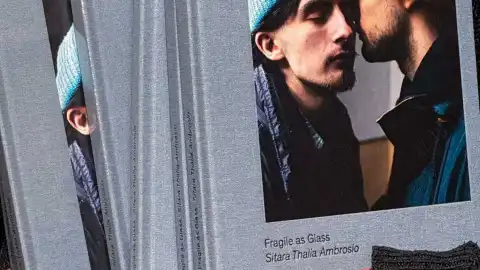 Обложка книги Fragile As Glass ("Хрупкие, как стекло"). Фото: Збірка