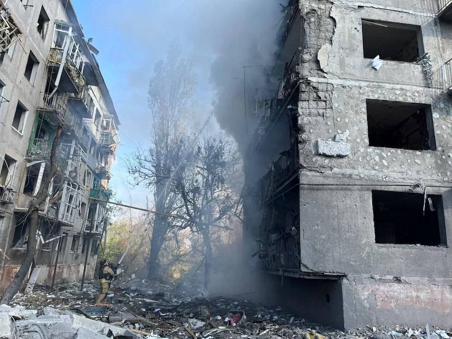 Наслідки авіаудару окупантів по Мирнограду. Фото: Донецька ОВА