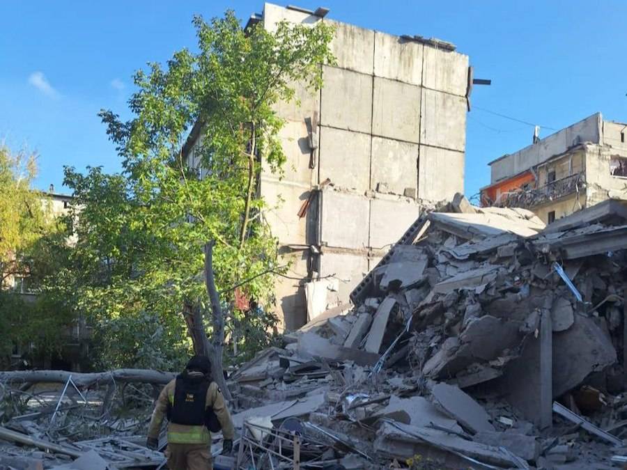 Наслідки авіаудару окупантів по Мирнограду. Фото: Донецька ОВА