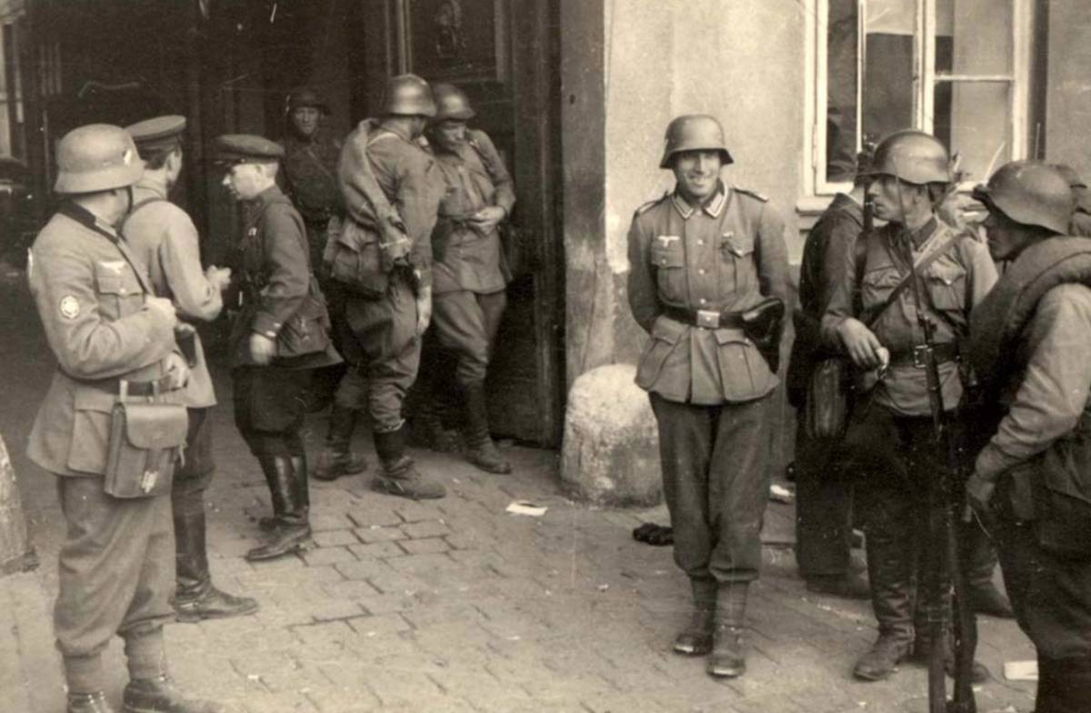 Німецькі та радянські солдати в захопленому Львові, вересень 1939 року.