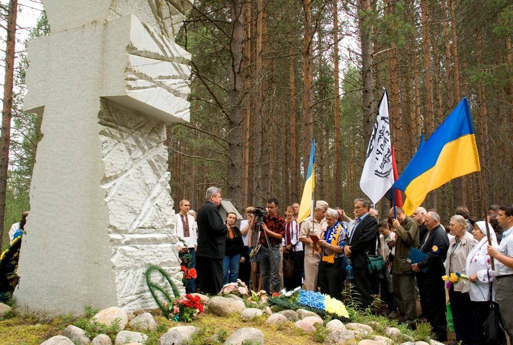 Український козацький хрест в урочищі «Сандармох»