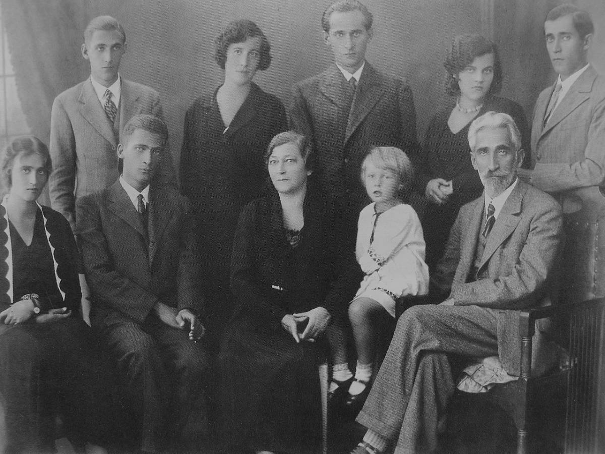 Розстріляна і знищена родина Крушельницьких. Сидять (зліва направо): Володимира, Тарас, мати Марія Тарасівна, Лариса і батько Антін Владиславович. Стоять: Остап, Галя (дружина Івана), Іван, Наталя (дружина Богдана), Богдан. Ця світлина стала символом знищення комуністами української інтелігенції.
